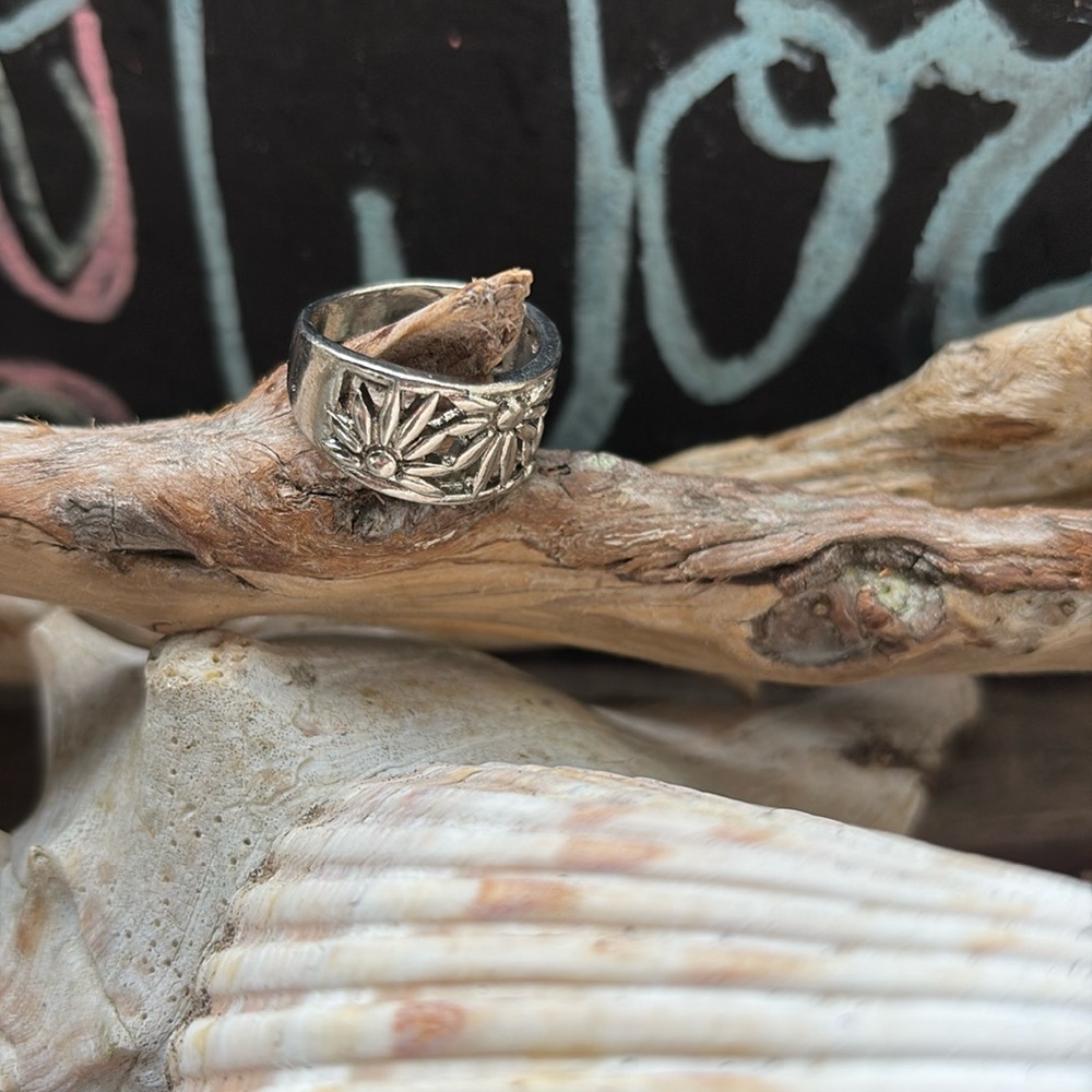 ☀️NWT Floral Silver Ring cuff style☀️ 3/$12